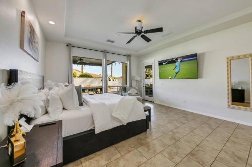 Beautiful pool with slide, golf, Pickleball, gameroom Ferrari Beautiful pool with slide, golf, Pickleball, gameroom Ferrari