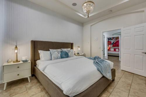 Beautiful pool with slide, golf, Pickleball, gameroom Ferrari Beautiful pool with slide, golf, Pickleball, gameroom Ferrari