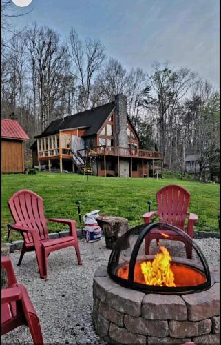 A-Frame Getaway with Hot tub, Sauna, Fire Pit & Pond - Station Camp Getaway in Irvine (KY)