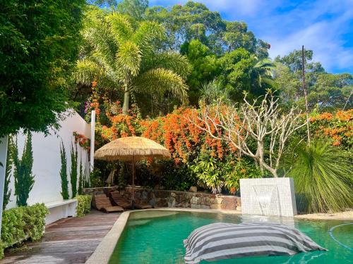 LUXE Tropical oasis, magnesium pool, 4bed – khách sạn tại Noosa Heads