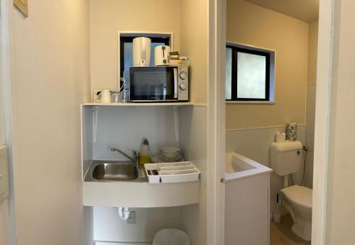 Rayland Epsom Motel - image 3