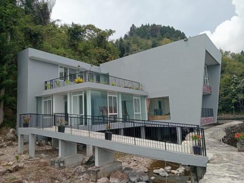 Tiara Bunga Hotel & Villa – Samosir, Island, VA