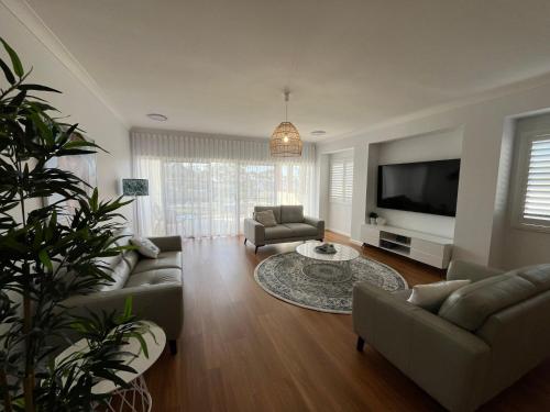 Jo Sea by Book Jervis Bay - Luxury in Vincentia with Ocean Views - image 2