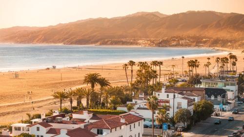 Coastal Comfort Homestay in Santa Monica 4