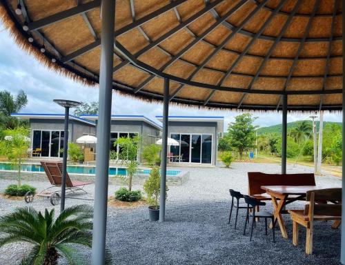 Restaurant, Sukcharoen Farm in Dan Chang