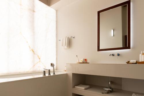 One-Bedroom Suite image 3