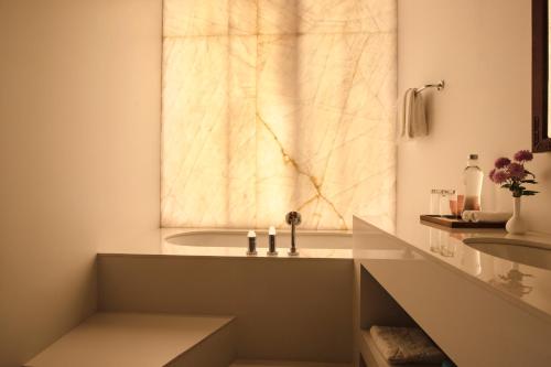 One-Bedroom Suite image 1