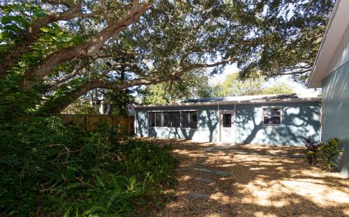 Slow MOcean Beach Oasis ~ Minutes to the Beach in New Smyrna Beach, USA