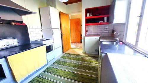 Konyha, Villa Mummola Neljän makuuhuoneen asunto lähellä jokea (Villa Mummola Neljan makuuhuoneen asunto lahella jokea) in Simpele