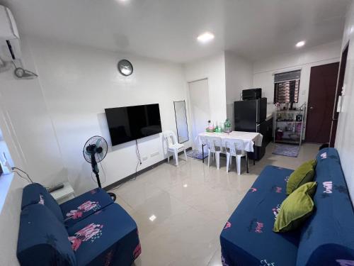 Közös társalgó / TV, 2BR Ground Level Entire Condo Central Aircon Sleeps 4 near Japán Alagút