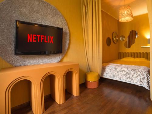 Midcentury modern, quiet, 40m studio with bath, Riga
