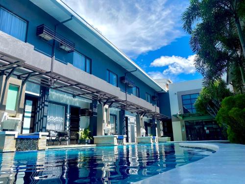 Swimming pool, Circle Inn - Hotel & Suites in Bacolod (Negros Occidental)