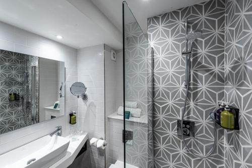 Best Western Manchester Oldham Smokies Park Hotel - image 2