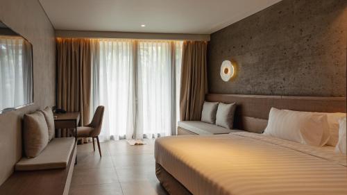 Deluxe Room With Bathtub image 4
