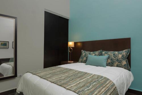 Decanter Hotel - main image