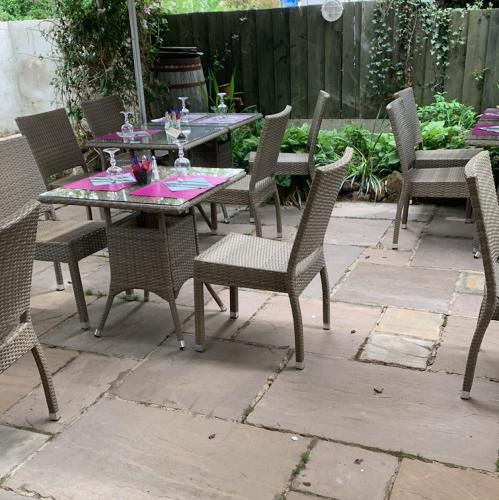 Gite Deco terrasse ensoleillee et Wi-Fi & Parking in Magnac-Laval