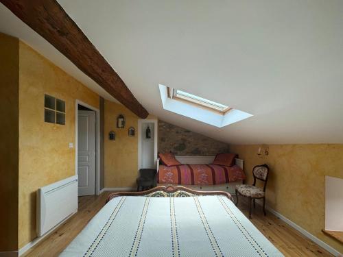 Chez Ghislaine a l'Oustal in كوموس