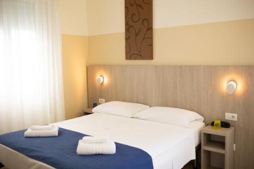 Double or Twin Room image 7
