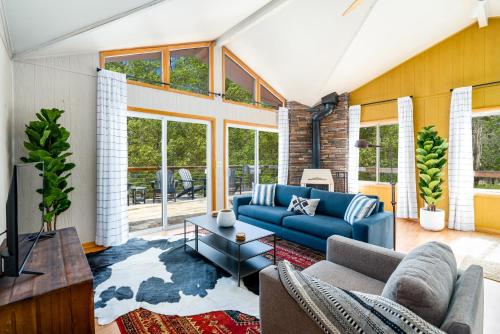 Hot Tub, Large Deck, Grill, WiFi, Resort Amenities in Berkeley Springs, USA