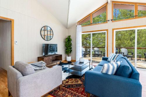 Hot Tub, Large Deck, Grill, WiFi, Resort Amenities in Berkeley Springs, USA