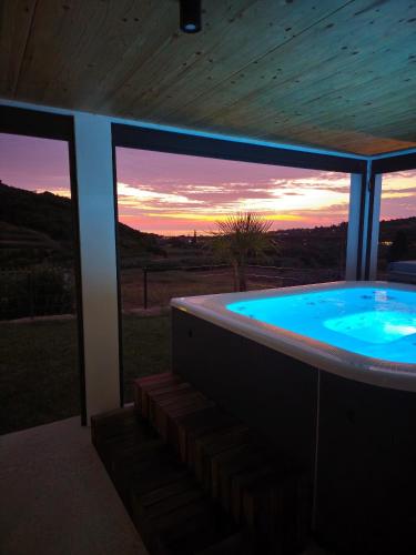 熱水浴缸, SeaView apartment Mirjam with Jacuzzi in 亞戈德耶