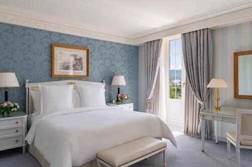 Four Seasons Junior Suite King Bed room in Four Seasons Hotel Des Bergues Geneva