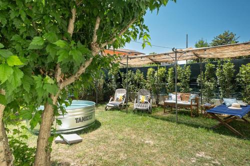 Fantastic Garden in a Trendy Apt with TANK Pool