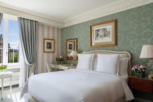 Superior Room with King Bed image 5
