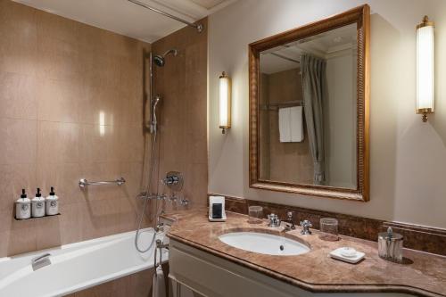 Superior Room with King Bed image 6