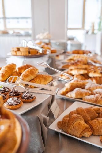 Rouge Hotel International - image 5