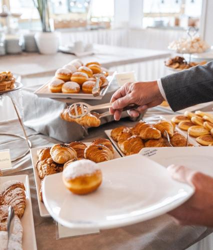 Rouge Hotel International - image 11