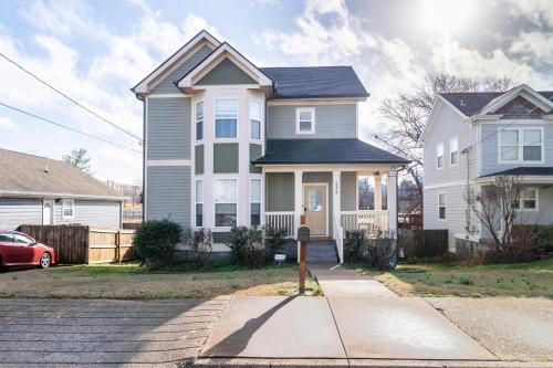 Cozy Remodeled House with Views - Prime Location home in Nashville, USA