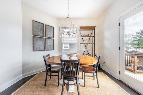 Cozy Remodeled House with Views - Prime Location home in Nashville, USA