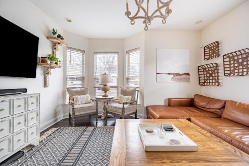 Cozy Remodeled House with Views - Prime Location home in Nashville, USA