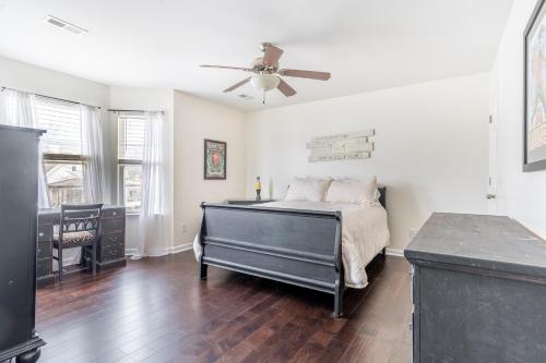 Cozy Remodeled House with Views - Prime Location home in Nashville, USA