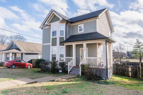 Cozy Remodeled House with Views - Prime Location home in Nashville, USA