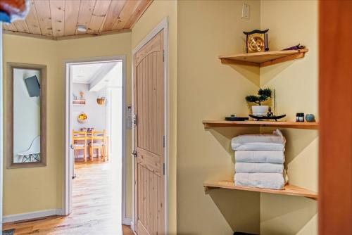 Pocono Scandinavian Cottage - image 14