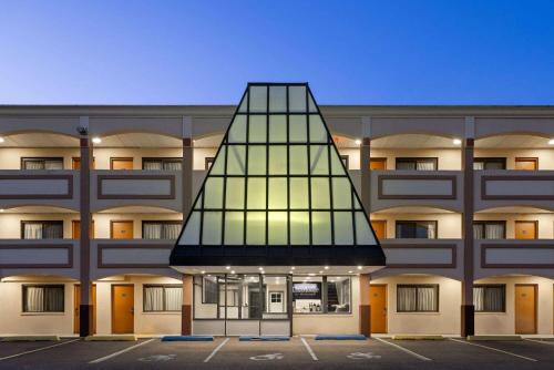 Travelodge by Wyndham Manhasset in Manhasset, USA