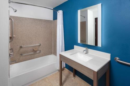 La Quinta by Wyndham Woodward - image 3