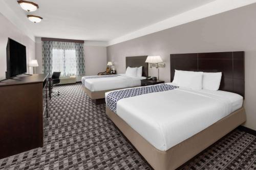 2 queen beds