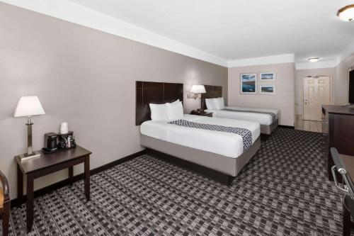 2 queen beds
