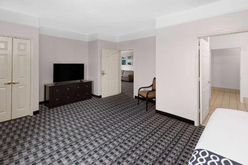 La Quinta by Wyndham Deer Park - image 11