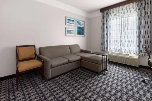 La Quinta by Wyndham Deer Park - image 7