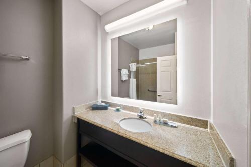 La Quinta by Wyndham Deer Park - image 14