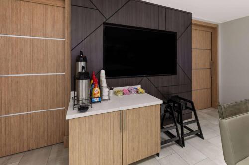 La Quinta Inn & Suites by Wyndham Mcalester - image 11