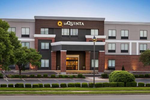 La Quinta Inn & Suites by Wyndham Springfield Airport Rte 66
