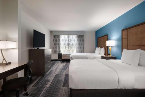 2 queen beds