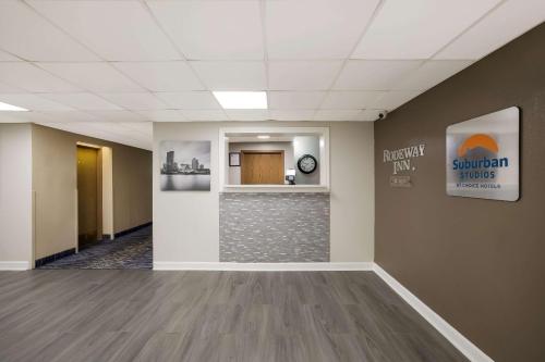 Suburban Studios Milwaukee Airport - image 11