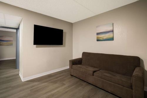 Suburban Studios Milwaukee Airport - image 7