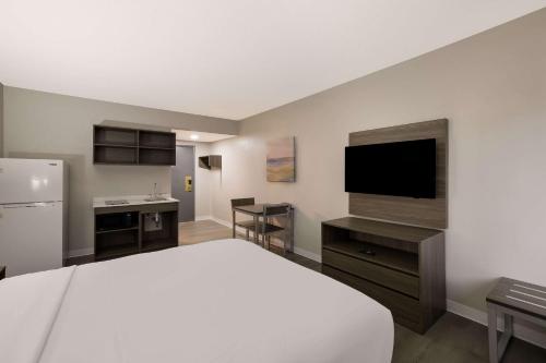 Suburban Studios Milwaukee Airport - image 6